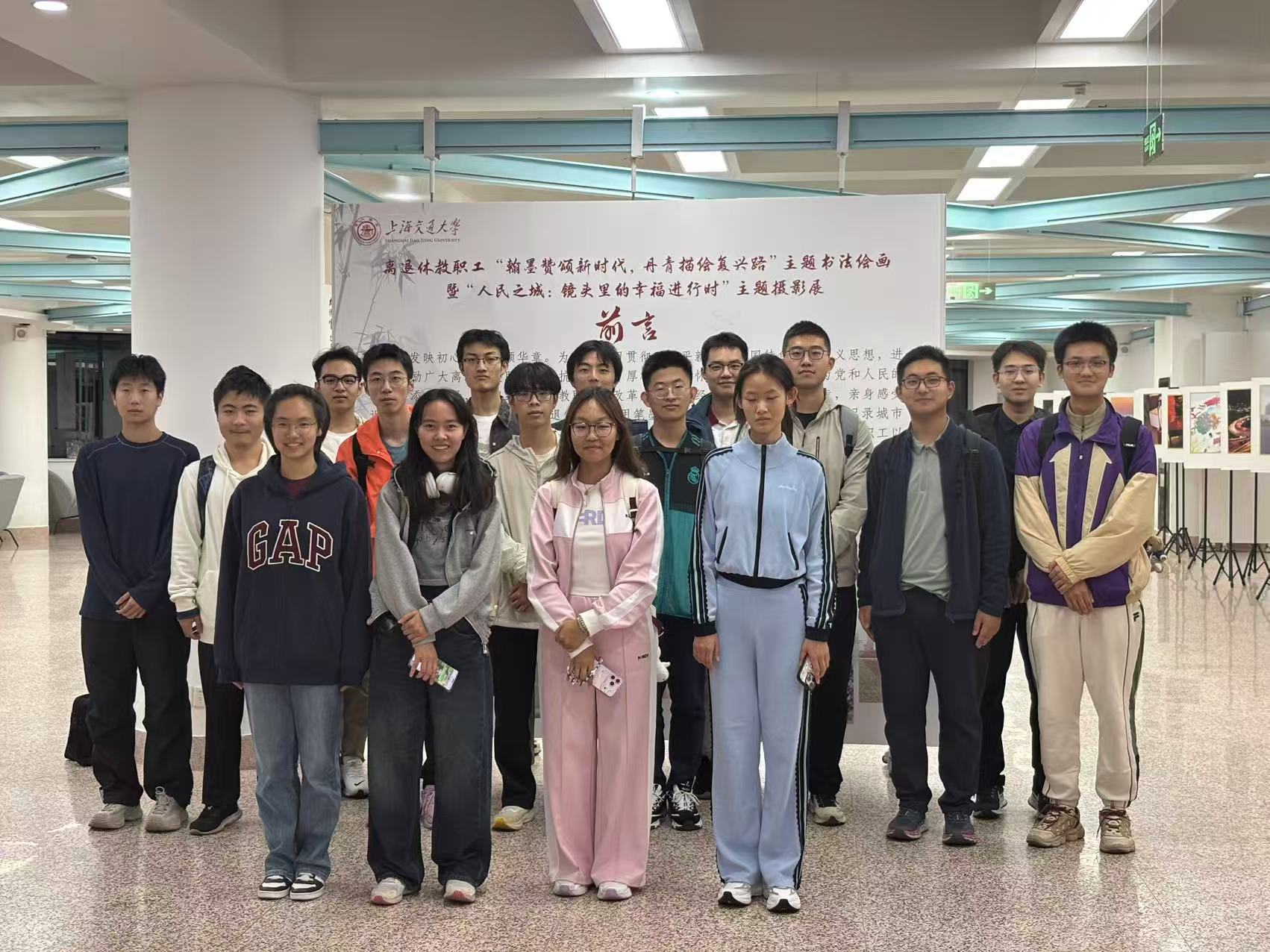 1766113363196870.jpg 钱学森展-集体照.jpg
