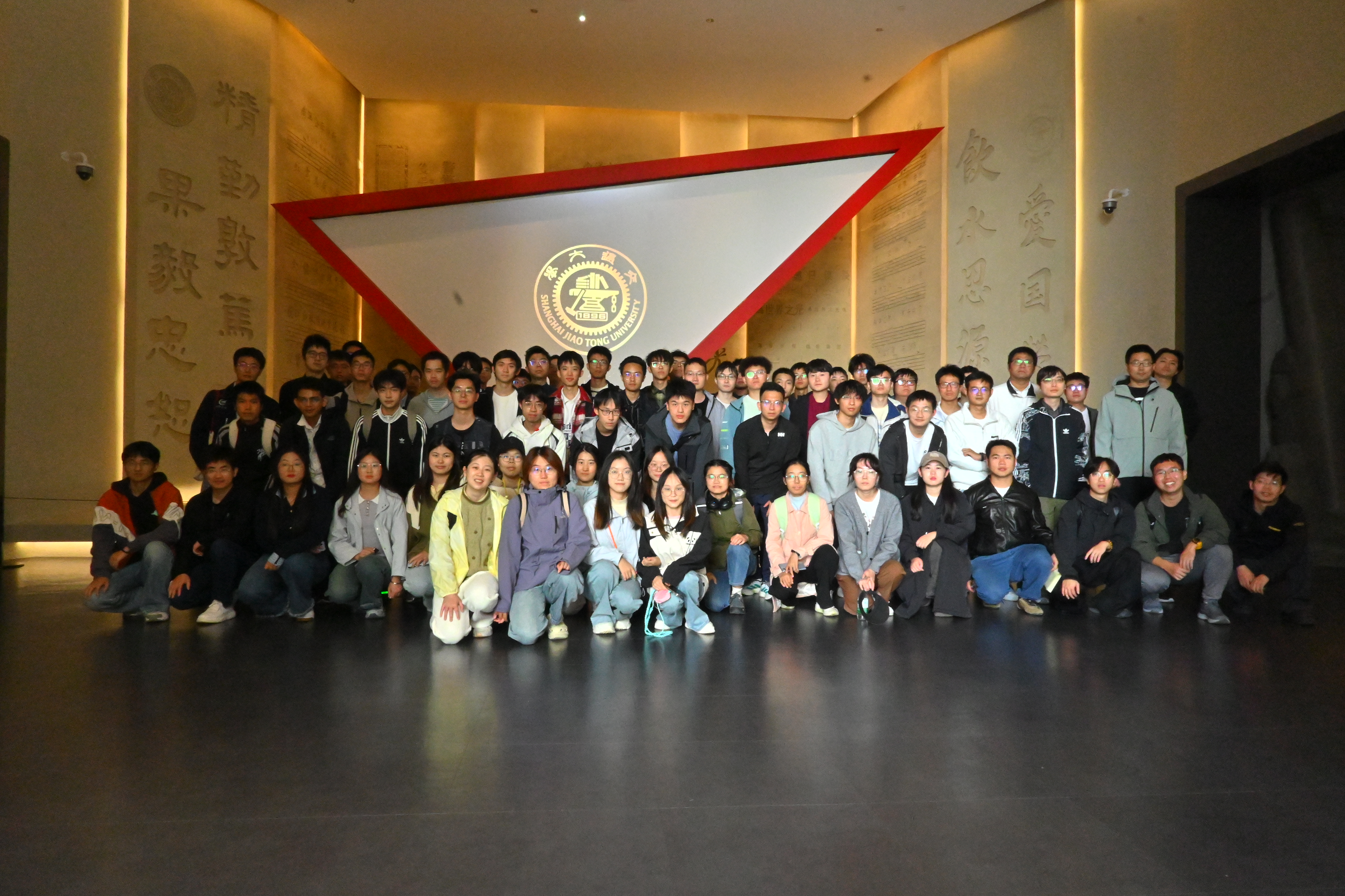 1766123823106803.jpg 10-参观校史馆.jpg