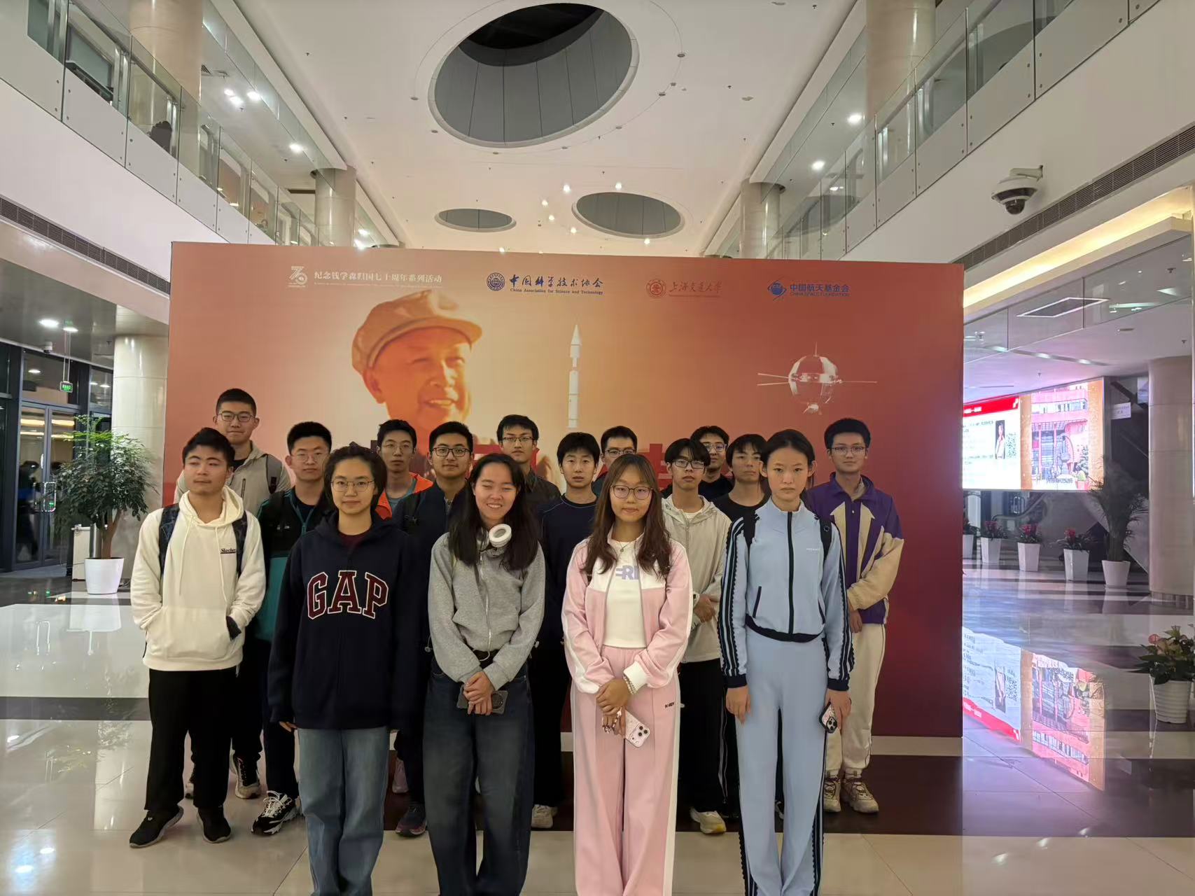 1766123841863471.jpg 书法绘画摄影展-集体照.jpg