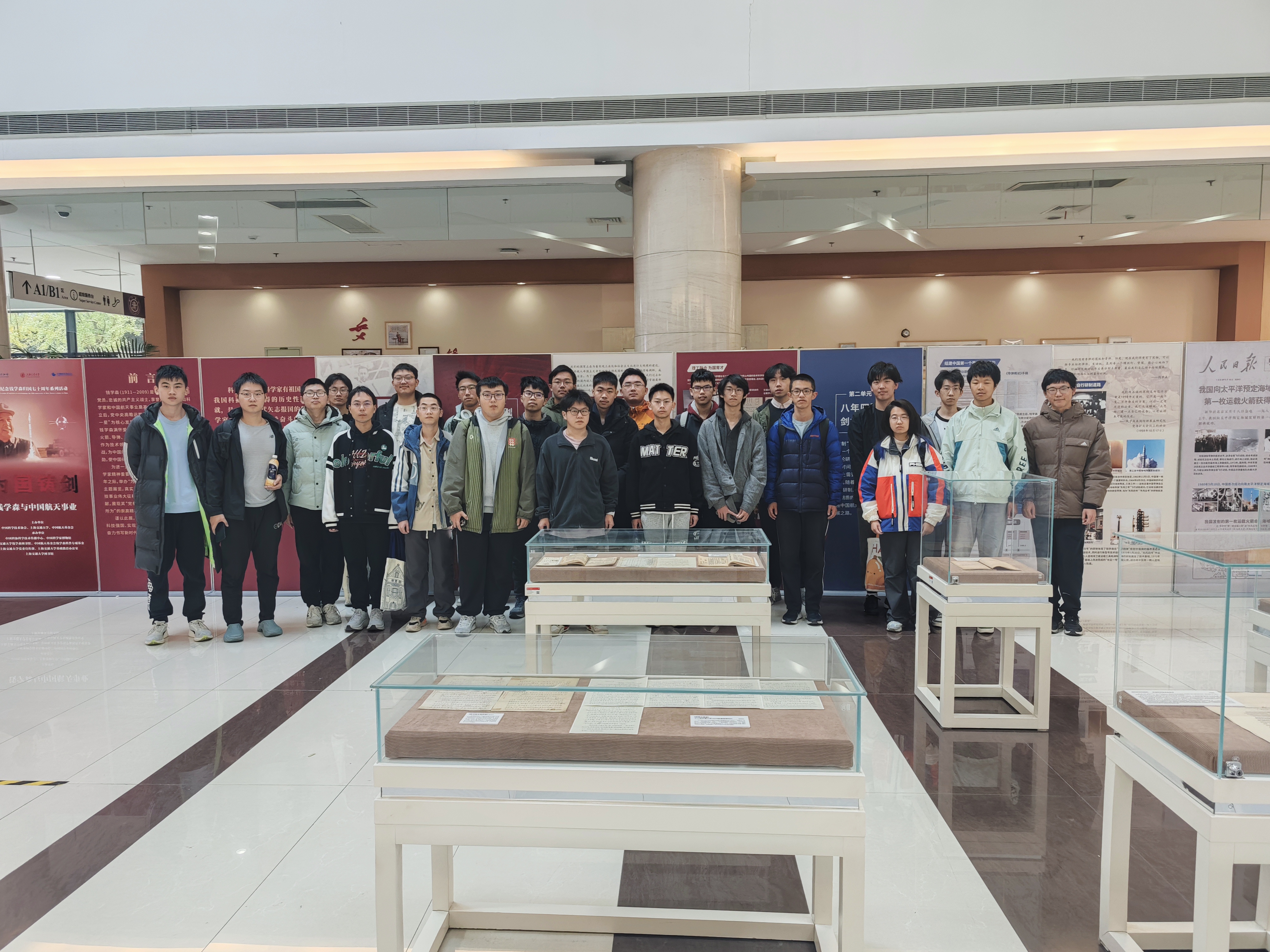 1766123857314923.jpg 李政道班参观图书馆2.jpg